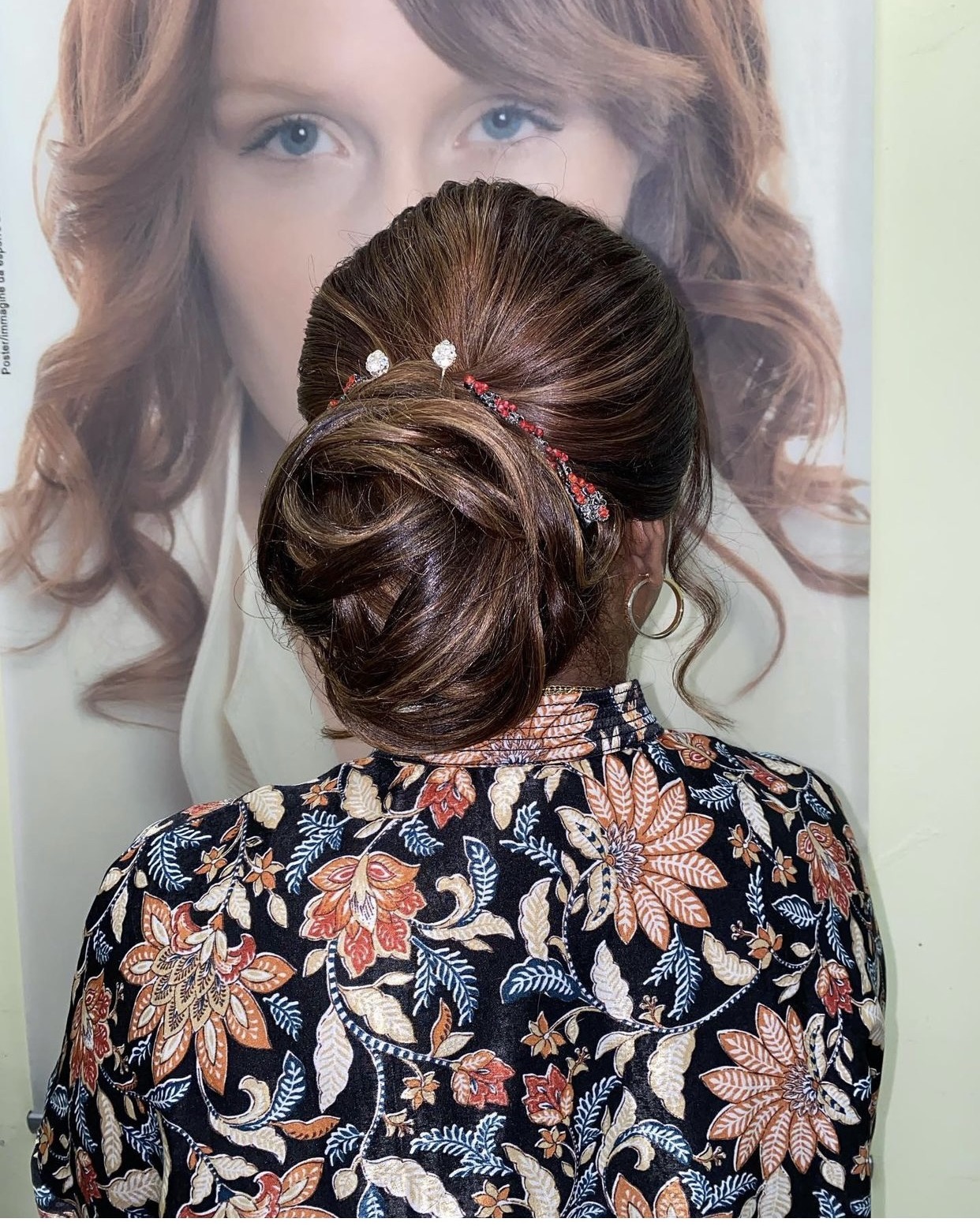 Opgestoken kapsel met haarsieraad, van achteren gezien